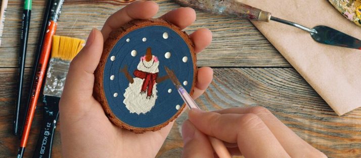 How to make Personalized Wood Slice ornaments with Vinyl Decals